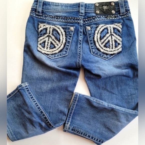 Miss Me cuffed Capri Jeans with Peace Sign Embroidery - Picture 4 of 9